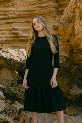 Vestido Negro con Volantes en el Dobladillo